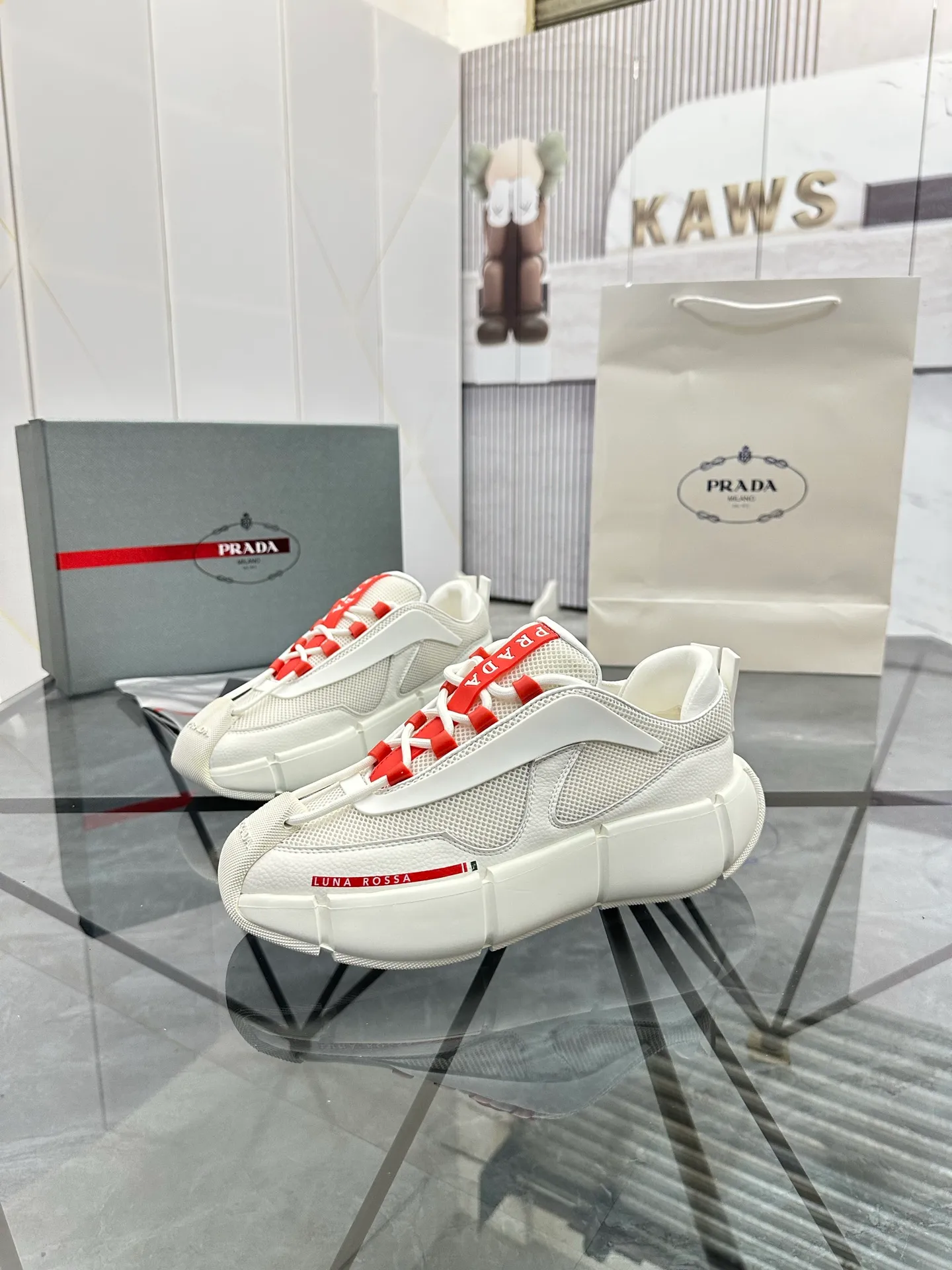 Men's shoes: 💰P500¥ High-end, complete package Product trademark: Prada *"Prada*" low-top casual shoes Regular size: 38-44 (can be customized to 45.46) Couple style Product materials: Upper imported cowhide stitched with original fabric, sheepskin lining, original outsole. Number: 846